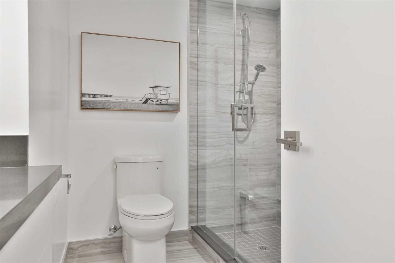 2 Bedroom Plus Den Condo Торонто Экстерьер фото