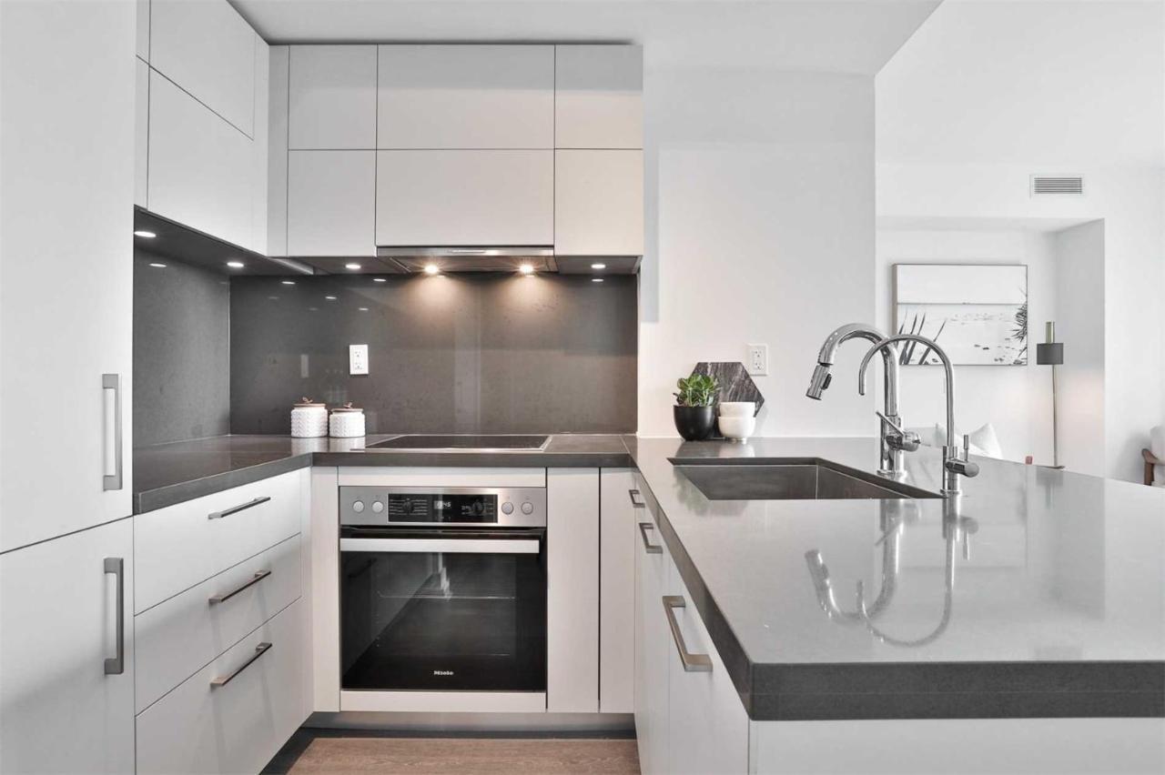 2 Bedroom Plus Den Condo Торонто Экстерьер фото