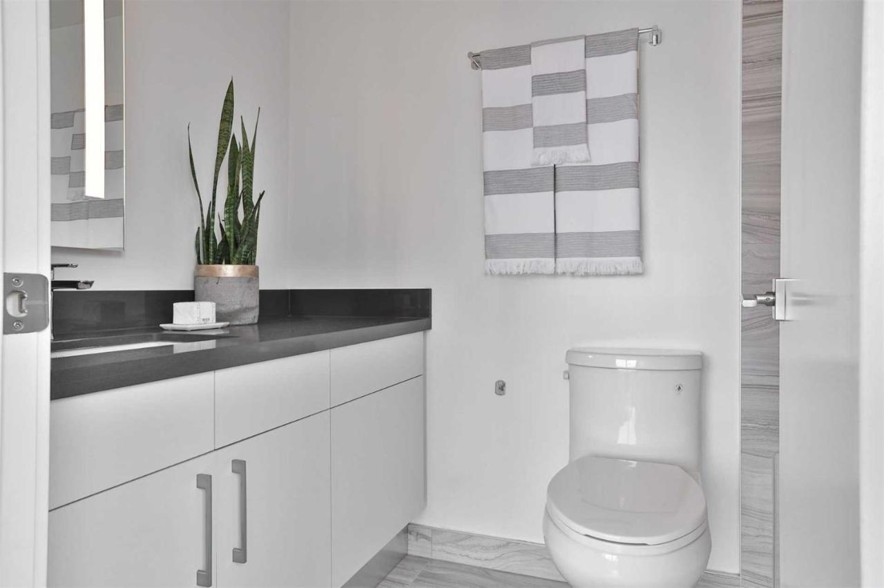 2 Bedroom Plus Den Condo Торонто Экстерьер фото