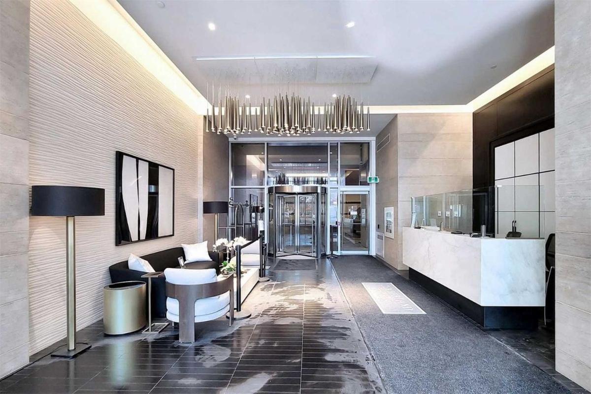 2 Bedroom Plus Den Condo Торонто Экстерьер фото