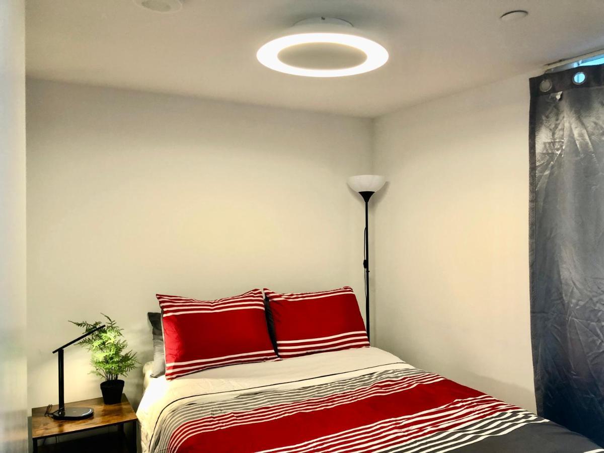 2 Bedroom Plus Den Condo Торонто Экстерьер фото